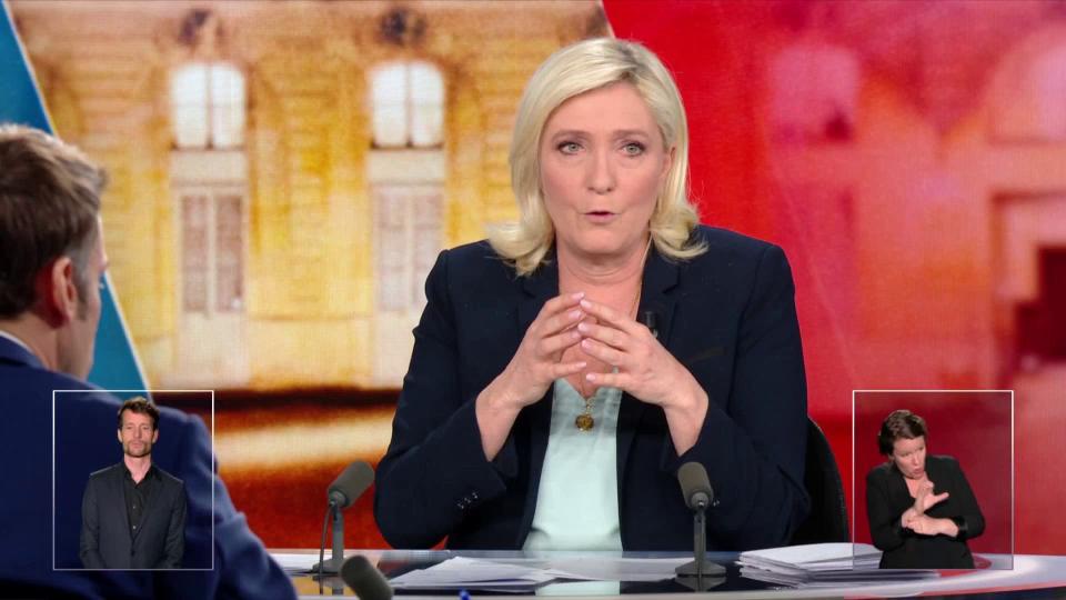 Marine Le Pen lors du d&#xe9;bat de l&#39;entre-deux-tours de l&#39;&#xe9;lection pr&#xe9;sidentielle, le 21 avril 2022. - BFMTV