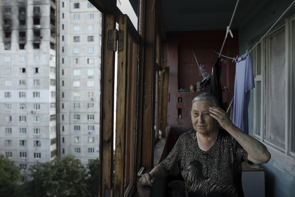 Antonina Andriyenko, de 74 años, una persona sorda que vive con su hija sorda y autista de 48 años, de nombre Tanya, en el balcón de su apartamento en Járkov, Ucrania, el 18 de julio de 2022. (Emile Ducke/The New York Times)