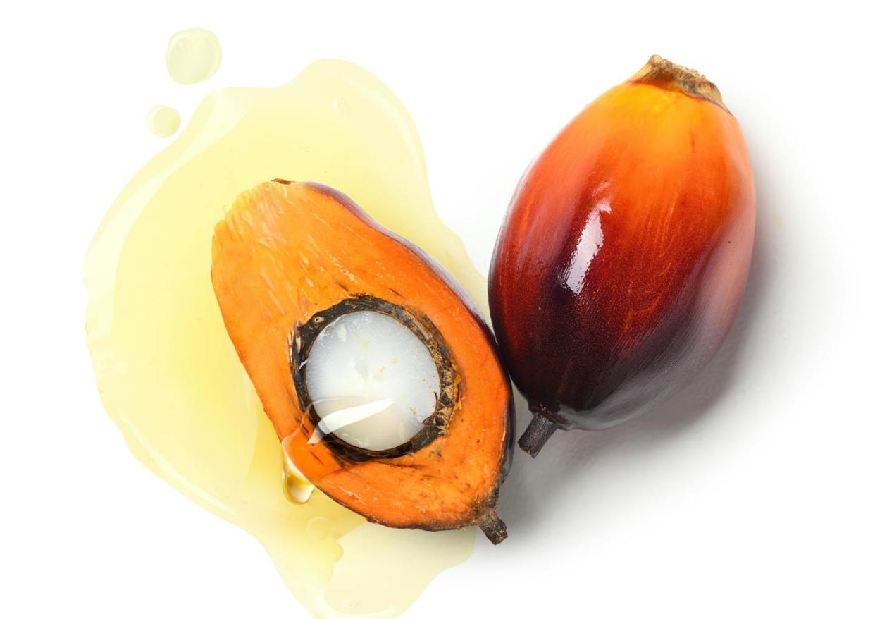 <a href="https://www.shutterstock.com/es/image-photo/top-view-palm-oil-dripping-half-2284021159" rel="nofollow noopener" target="_blank" data-ylk="slk:Photoongraphy/Shutterstock;elm:context_link;itc:0;sec:content-canvas" class="link ">Photoongraphy/Shutterstock</a>