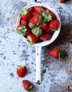 <p>La fraise « mara des bois » arrive sur les étals au mois de mai et jusqu’à fin juillet. Comme pour les autres variétés, cette fraise ronde est légère (28,5 kcal/100g) et riche en vitamine C. En pleine saison, on profite de sa saveur ultra-sucrée et parfumée pour la servir seule. Idéale pour celles et ceux qui cherchent à se faire plaisir sans culpabiliser.</p><p><b>L’idée recette à tester</b> : on sert la mara des bois avec une chantilly à la verveine, et on obtient un dessert de saison, à tomber.</p><br><br><a href="https://www.elle.fr/Elle-a-Table/Les-dossiers-de-la-redaction/Dossier-de-la-redac/Fruits-et-legumes-de-saison-en-mai#xtor=AL-541" rel="nofollow noopener" target="_blank" data-ylk="slk:Voir la suite des photos sur ELLE.fr" class="link ">Voir la suite des photos sur ELLE.fr</a><br><h3> A lire aussi </h3><ul><li><a href="https://www.elle.fr/Elle-a-Table/Les-dossiers-de-la-redaction/Dossier-de-la-redac/40-recettes-qui-font-le-printemps#xtor=AL-541" rel="nofollow noopener" target="_blank" data-ylk="slk:45 recettes qui font le printemps" class="link ">45 recettes qui font le printemps</a></li><li><a href="https://www.elle.fr/Elle-a-Table/Que-faire-avec/Nos-50-meilleures-recettes-de-fraises#xtor=AL-541" rel="nofollow noopener" target="_blank" data-ylk="slk:60 recettes de desserts aux fraises pour rougir de plaisir" class="link ">60 recettes de desserts aux fraises pour rougir de plaisir</a></li><li><a href="https://www.elle.fr/Elle-a-Table/Que-faire-avec/30-recettes-vertes-pour-feter-le-printemps#xtor=AL-541" rel="nofollow noopener" target="_blank" data-ylk="slk:40 recettes vertes pour fêter le printemps" class="link ">40 recettes vertes pour fêter le printemps</a></li><li><a href="https://www.elle.fr/Elle-a-Table/Les-dossiers-de-la-redaction/Dossier-de-la-redac/Pickles#xtor=AL-541" rel="nofollow noopener" target="_blank" data-ylk="slk:Des pickles à croquer" class="link ">Des pickles à croquer</a></li><li><a href="https://www.elle.fr/Astro/Horoscope/Quotidien#xtor=AL-541" rel="nofollow noopener" target="_blank" data-ylk="slk:Consultez votre horoscope sur ELLE" class="link ">Consultez votre horoscope sur ELLE</a></li></ul>