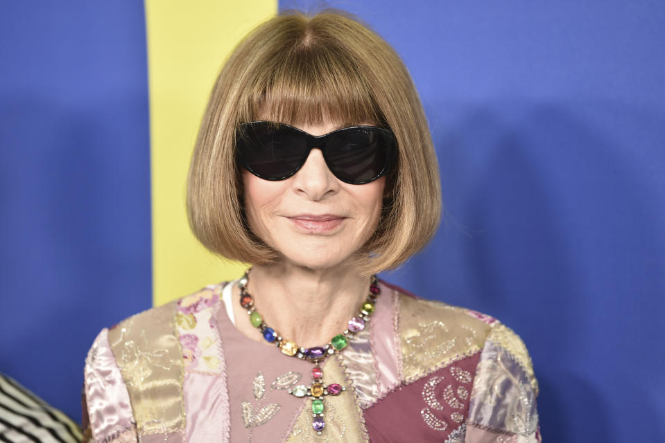 <p>Als Chefredakteurin der US-Vogue machte sie das Magazin zu dem, was es heute ist – einem kulturellen Phänomen. Mit ihrem Einfluss verlagerte Anna Wintour den Fokus einer ganzen Generation junger Frauen wieder zurück auf High Fashion. So sorgte sie nicht nur dafür, dass die „Vogue“ zu einem Grundpfeiler der Modeindustrie avancierte, sondern hat auch maßgeblichen Einfluss darauf, wie die Themen Mode und Lebensstil in der Öffentlichkeit wahrgenommen werden. (Bild: Photo by Evan Agostini/Invision/AP) </p>