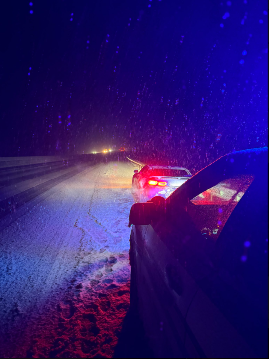 Snowfall on I-40 (Courtesy: Tennessee Highway Patrol Cookeville division)