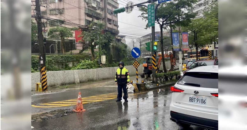 基隆市基金一路2日凌晨發生自來水爆管，導致車輛無法通行，警方緊急調派警力進行交通疏導。（圖／基隆市警察局提供／張志康基隆傳真）