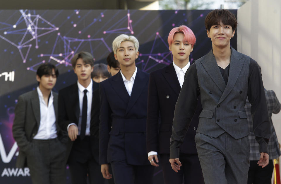 En esta foto del 24 de abril 2019, el grupo de K-pop BTS llega a la ceremonia de los premios The Fact Music en Incheon, Corea del Sur. (AP Foto/Ahn Young-joon)