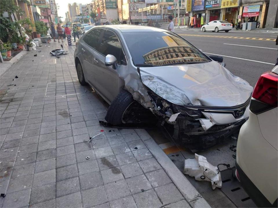 一輛小客車壓毀變電箱，導致附近居民停電。（台電高雄區處提供）