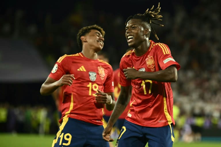 Lamine Yamal (izquierda) y Nico Williams (derecha) celebran juntos el gol de Williams durante el partido contra Georgia (4-1) de octavos de final de la Eurocopa-2024, el 30 de junio en Colonia. (Angelos Tzortzinis)