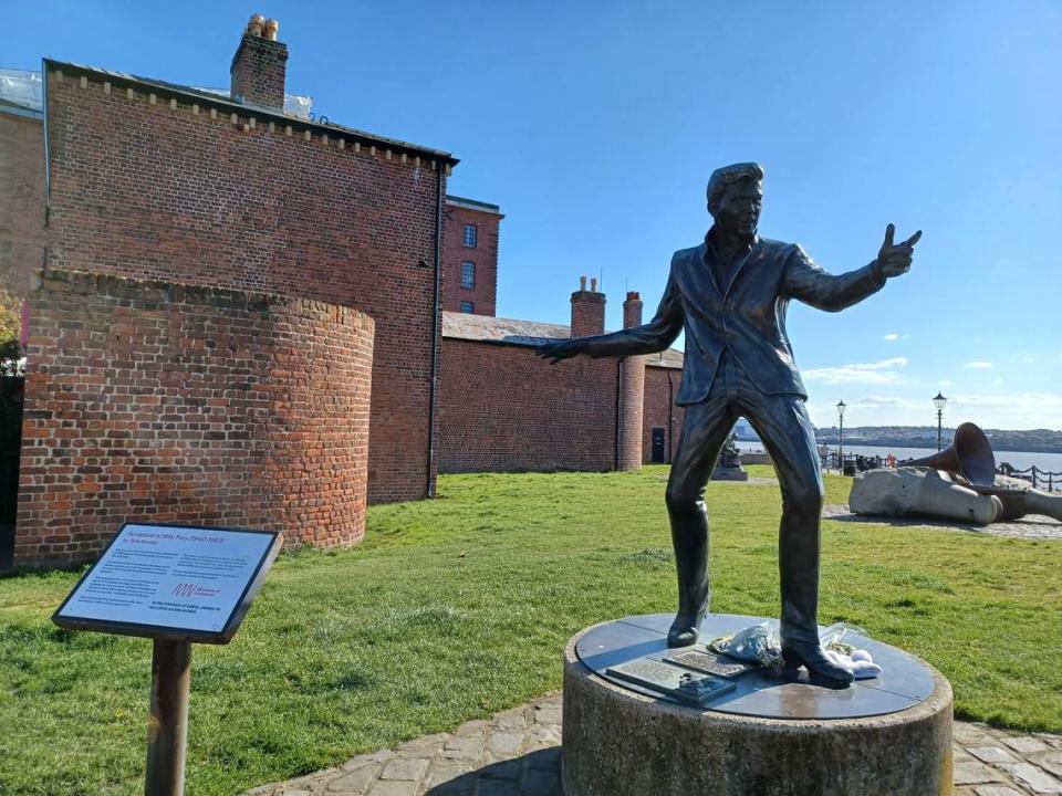 Escultura de Billy Furry (1940-1983), una de las famosas estrellas del rock and roll británico, la escultura de Tom Murphy, fue erigida en 2003 en el Royal Albert Dock