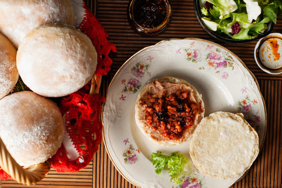 El pambazo jarocho es diferentes a los pambazos chilangos, llevan un pan enharinado y van rellenos de frijoles y chorizo