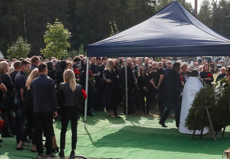 People gather near the coffin with body of the Wagner Group chief Valery Chekalov (EPA/ANATOLY MALTSEV)