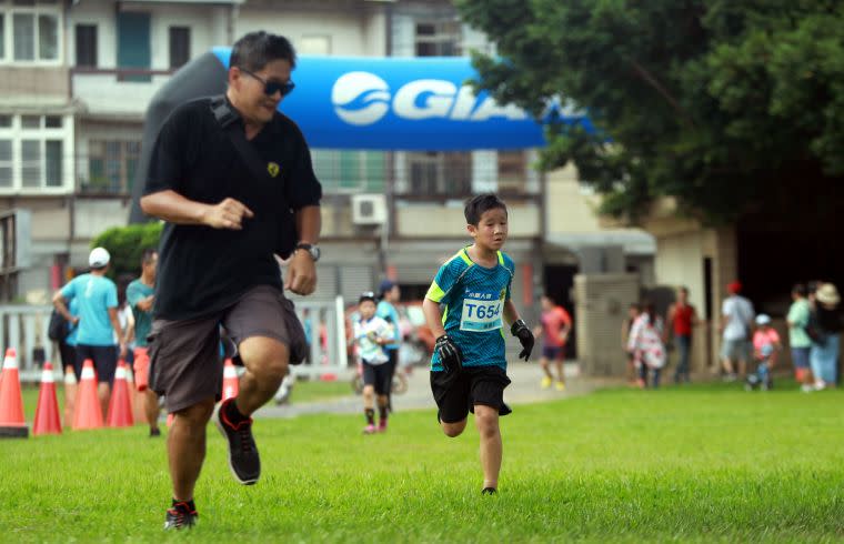 鐵人二項出現不少大人跟著小孩一起跑畫面。捷安特提供