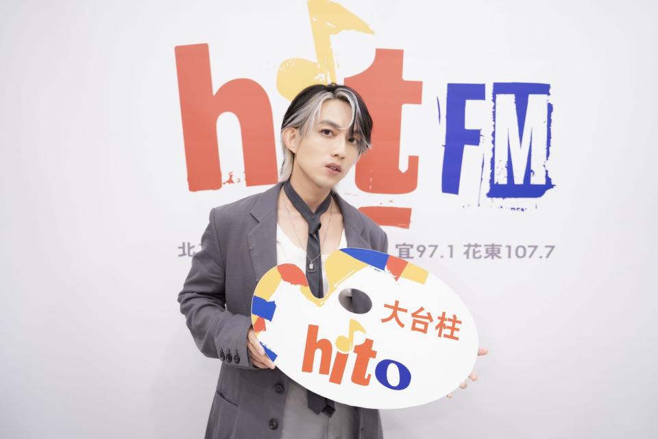 林宥嘉到Hit Fm聯播網「耐玩DJ」Bryan節目宣傳新專輯。（Hit Fm聯播網提供）