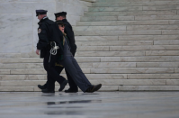 <p>Vor dem Obersten Gerichtshof der USA in Washington, D. C. wird während einer Demonstration ein Mann festgenommen. Die Demonstranten gedenken der ersten Hinrichtung unter moderner Gesetzgebung vor 40 Jahren. (Bild: Carlos Barria/Reuters) </p>