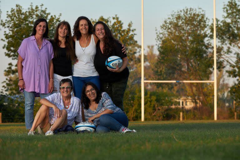 Jugadoras del primer partido de rugby femenino en 1985 en el Club Gimnasia y Esgrima de Ituzaingo. Paula Ruffo (de lila y blanco), Juliana Ruffo (lila liso), Nora Nuño (Jean y blusa), Patricia Calligo (pantalón blanco) y Patricia Mottura