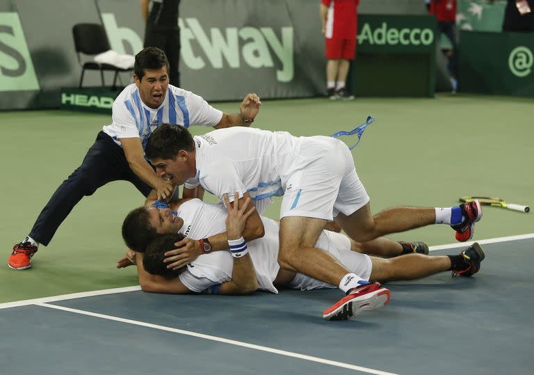 Delbonis, tapado por varios compañeros del equipo argentino de la Copa Davis en Zagreb, tras ganar el histórico quinto punto ante Croacia