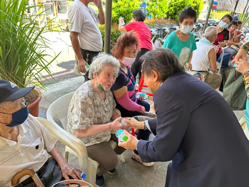 王世堅認為選舉就是一步一步來，檢視自己在選民心中的地位跟支持度，自己面對選戰是戒慎恐懼。（圖／翻攝自王世堅臉書）