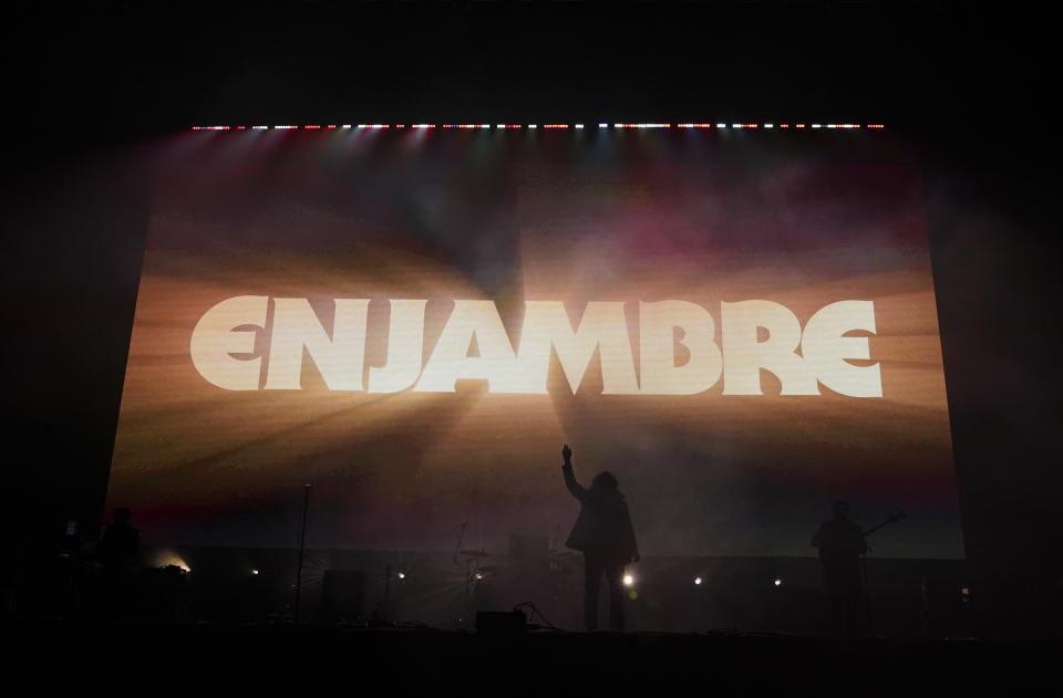 Luis Humberto Navejas, vocalista de Enjambre, durante su presentación en el festival Vive Latino en la Ciudad de México el domingo 19 de marzo de 2023. (Foto AP/Fernando Llano)