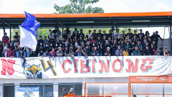 <p>Antusiasme pendukung SMAN 4 Cibinong saat memberikan dukungan pada final Liga AYO Pelajar Bogor 2022. (Ist)</p>