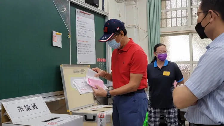 郭台銘今天前往東門國小投票。陳志淵攝