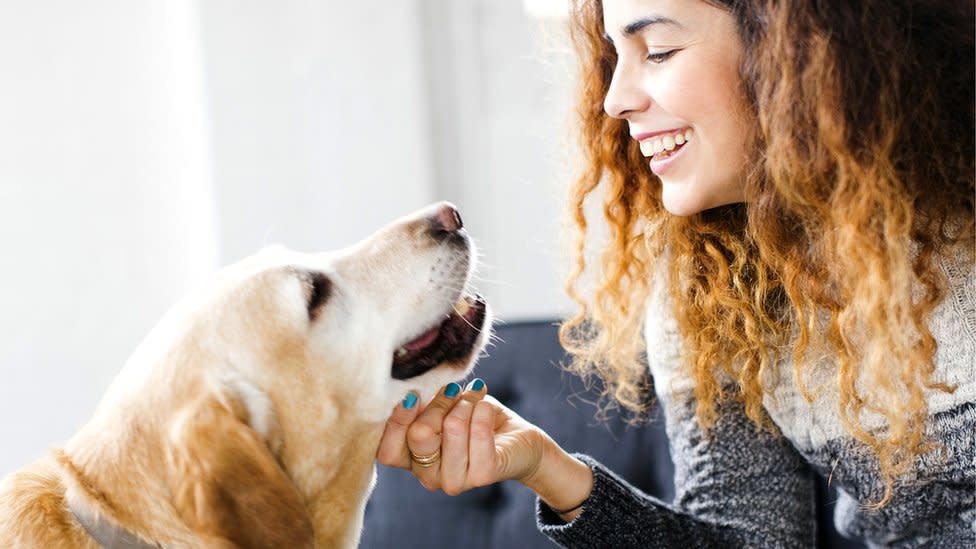 Mujer con una mascota.