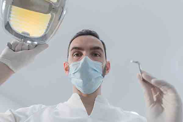 Un buen dentista debería de tomarse el tiempo de explicarte las cosas. Foto: Isabella Antonelli / EyeEm / Getty Images.