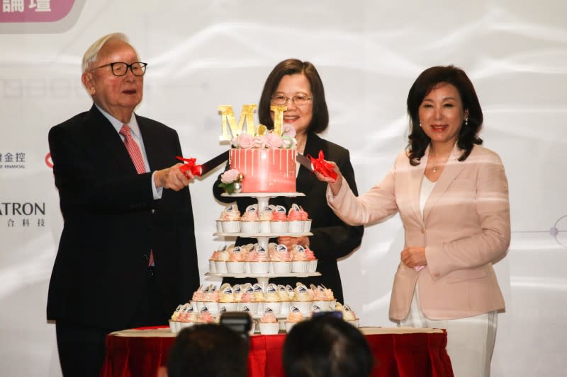 20211026-總統蔡英文出席台灣玉山科技協會20周年晚宴，右為理事長李紀珠，左為台積電創辦人張忠謀。（蔡親傑攝）