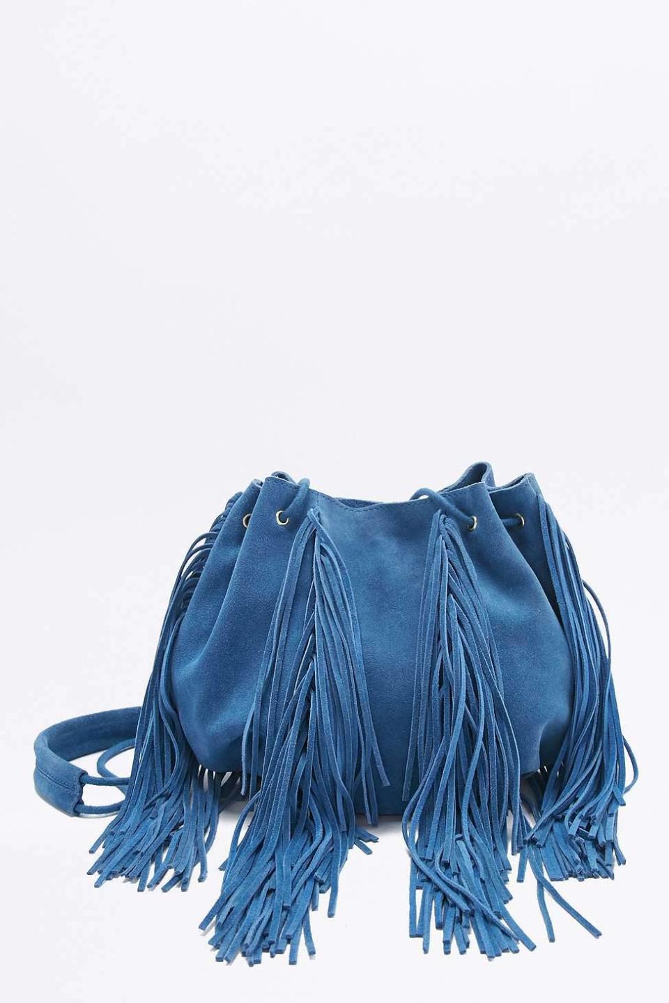 Make a statement with this blue fringe duffle bag. With its soft suede material and swinging 70s vibes you can’t go wrong.