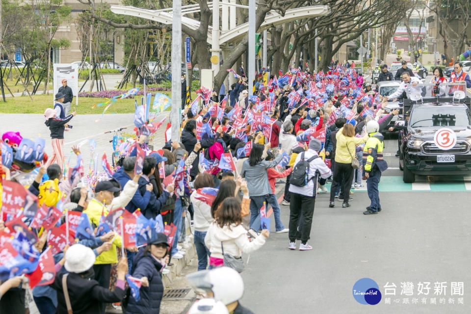 國民黨總統候選人侯友宜桃園、中壢地區車掃拜票，民眾夾到歡迎熱情相挺。<br /><br />
