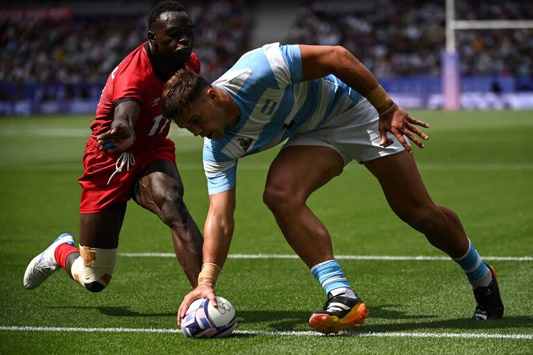 Tobías Wade convirtió uno de los tries de los Pumas 7s ante Kenia, en el debut en París 2024