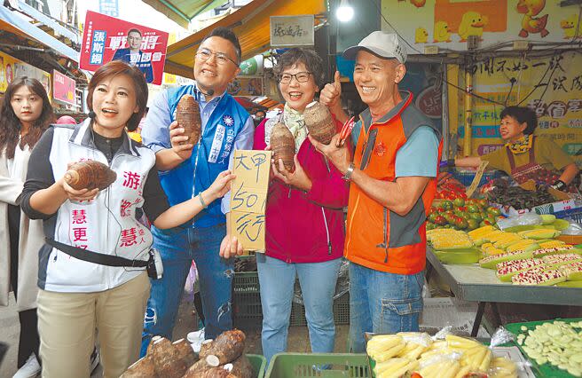 民眾黨台中一選區立委參選人蔡壁如（右二）17日北上，合體國民黨台北一選區立委參選人張斯綱（右三）與二選區立委參選人游淑慧（左一），到士林市場掃街拜票，三人手持台中大甲出產的芋頭和攤商合影。（張鎧乙攝）