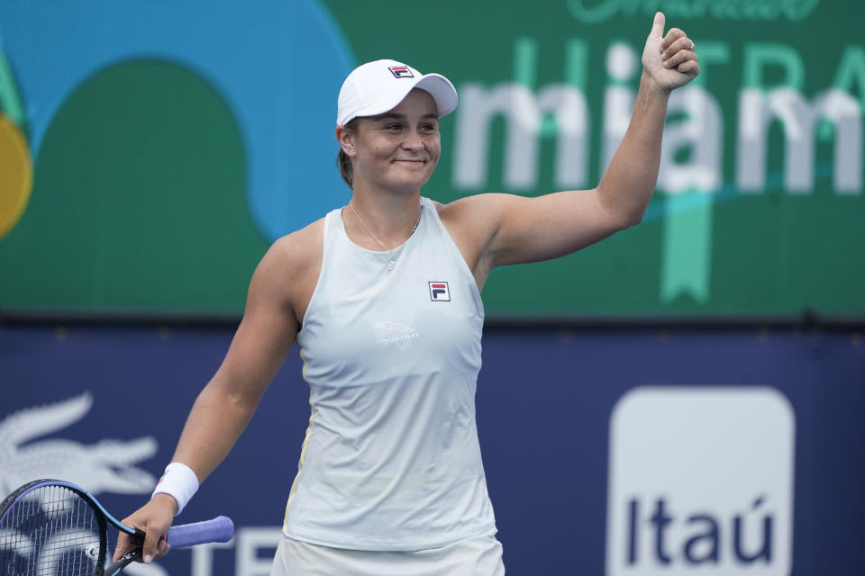 La australiana Ashleigh Barty festeja su triunfo sobre la letona Jelena Ostapenko, el sábado 27 de marzo de 2021, en el Masters de Miami (AP Foto/Marta Lavandier)