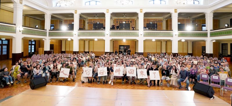 綠光劇團宣告「人間條件一」台北場加演 綠光劇團14日舉行粉絲同樂會宣告，戲劇「人間條件 一」8月將於台北、高雄、台中巡演，目前台北場幾 乎完售，特別為觀眾再加開4場台北演出。 （綠光劇團提供，張大魯攝影） 中央社記者葉冠吟傳真  113年7月15日 