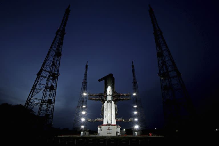 En esta foto publicada por la Organización de Investigación Espacial de la India (ISRO), la nave espacial india Chandrayaan-3, la palabra en sánscrito para 