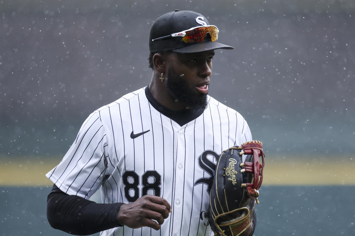 Luis Robert Jr., White Sox outfielder, to be sidelined for 6-8 weeks with injury.