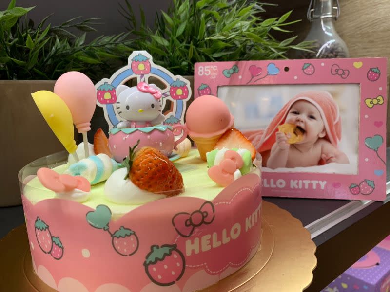 ▲7吋Hello Kitty甜蜜草莓樂園蛋糕，漂浮氣球、蝴蝶結和甜筒通通可以拿來吃。（圖／85度C提供）