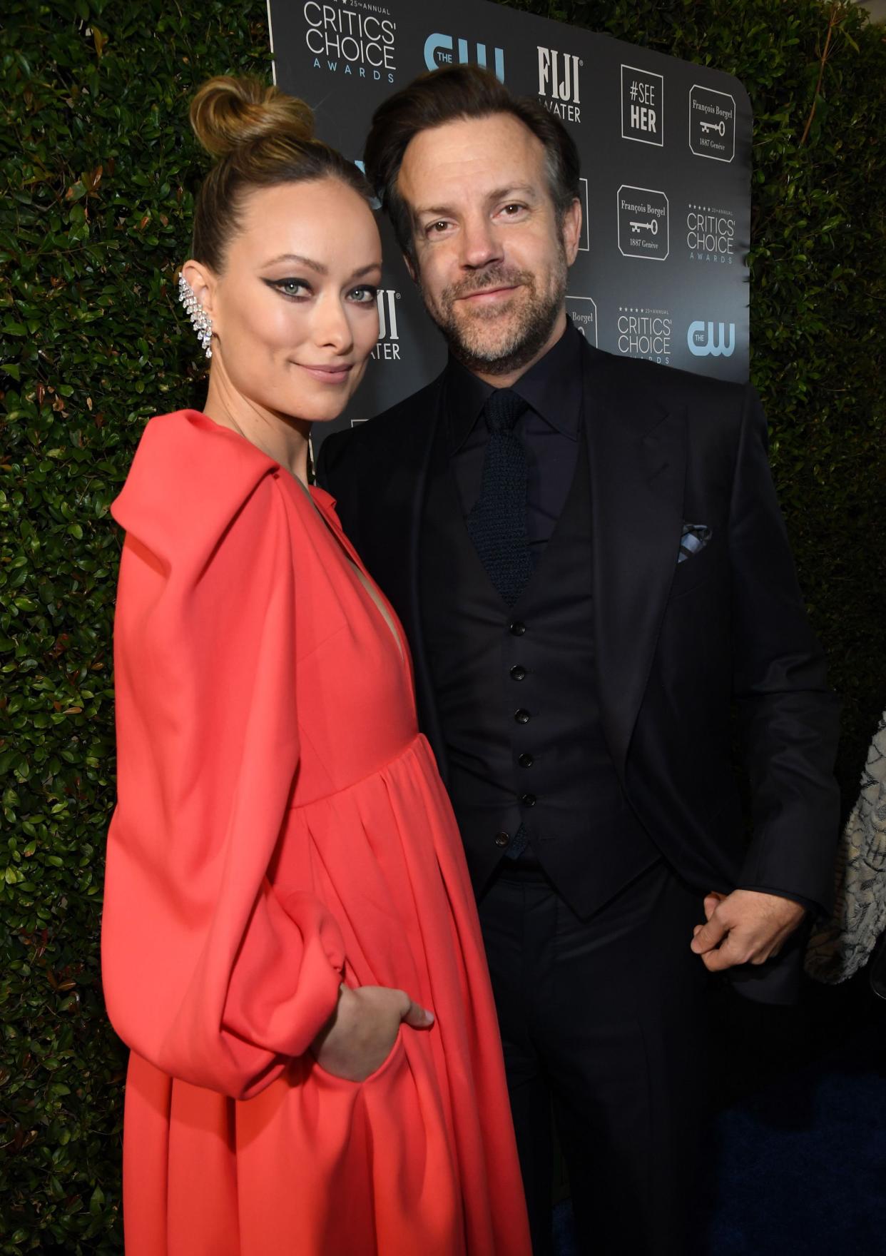 SANTA MONICA, CALIFORNIA - JANUARY 12: (L-R) Olivia Wilde and Jason Sudeikis attend the 25th Annual Critics' Choice Awards at Barker Hangar on January 12, 2020 in Santa Monica, California. (Photo by Kevin Mazur/Getty Images for Critics Choice Association)