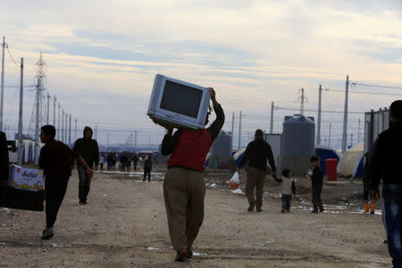 Displaced Iraqi people, who fled the Islamic State stronghold of Mosul, are seen at Khazer camp, Iraq December 5, 2016. REUTERS/Alaa Al-Marjani