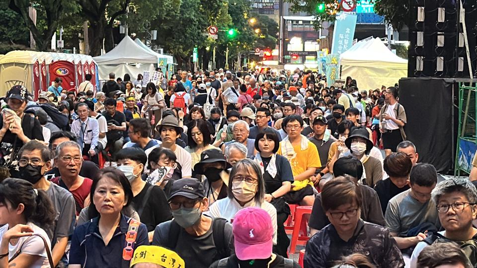 青島東路副舞台現場約數百人。（圖／塗豐駿攝）