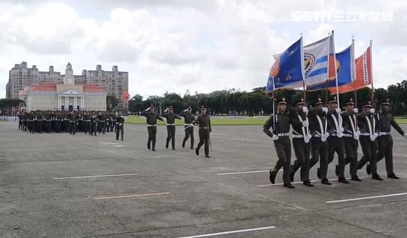 陸官校友連通過司令台時，眼尖發現旗隊並未依禮儀斜放軍旗向元首致敬。（圖／翻攝畫面）