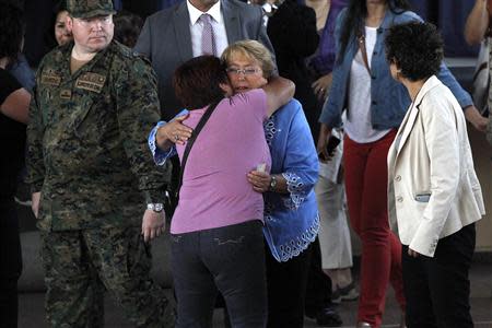 Chilean presidential candidate Michelle Bachelet is greeted by a supporter before voting during the presidential election in Santiago December 15, 2013. REUTERS/Ivan Alvarado