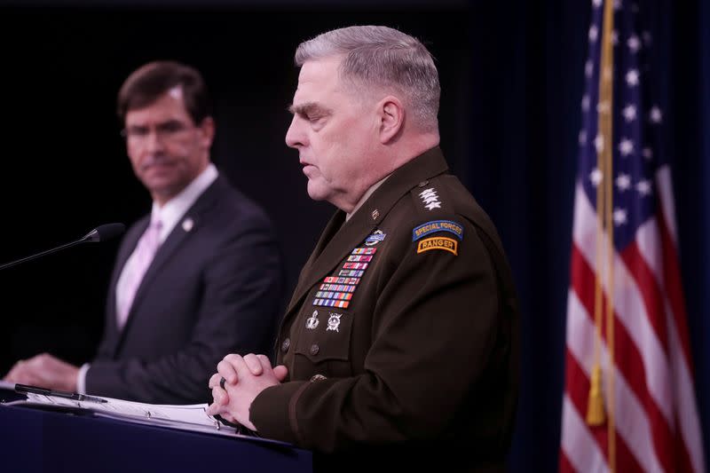 FOTO DE ARCHIVO: El secretario de Defensa de EEUU Mark Esper escucha al Jefe del Estado Mayor Conjunto del Ejército, General Mark Milley, en Arlington, Virginia, EEUU, el 14 de abril de 2020