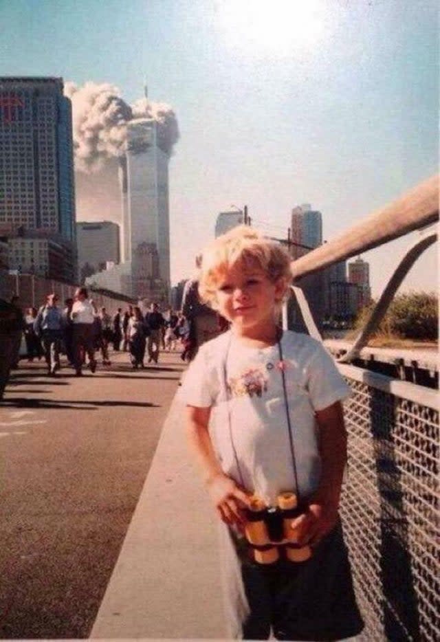 La inquietante foto de un sonriente y tranquilo niño con las Torres Gemelas ardiendo detrás, al parecer tomada el 11 de septiembre de 2001. (Reddit / u/Gar1986)