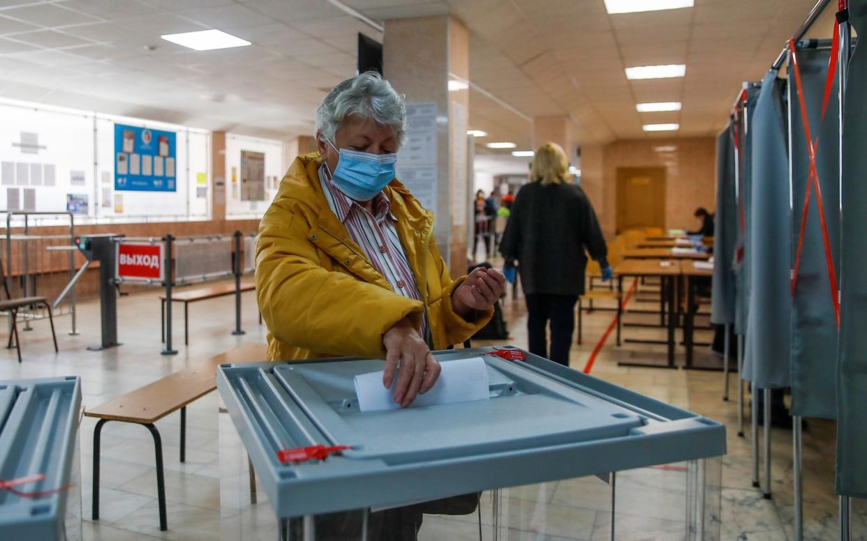 A woman casts her ballot in Tomsk - REUTERS/Maxim Shemetov