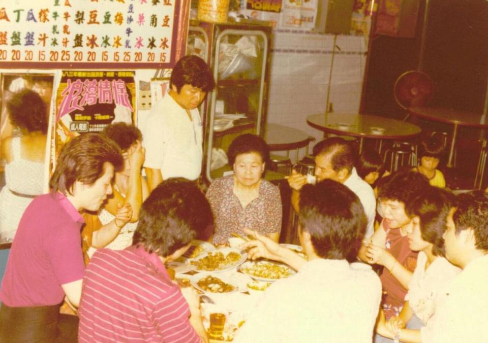 幸發亭設立於台中第一市場，店內多為圓桌，當時創辦人陳溪生日，全家人聚集在冰店內慶祝。（幸發亭提供）