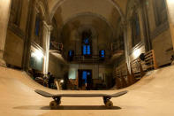 <p>En 2015, un grupo de patinadores y el artista Okuda San Miguel convirtieron la antigua iglesia de Santa Bárbara, abandonada desde la Guerra Civil, en una enorme pista de skate. El lugar conserva la estructura, las bóvedas y las cristaleras originales de principios del siglo XX. (Foto: Facebook / La Iglesia Skate). </p>