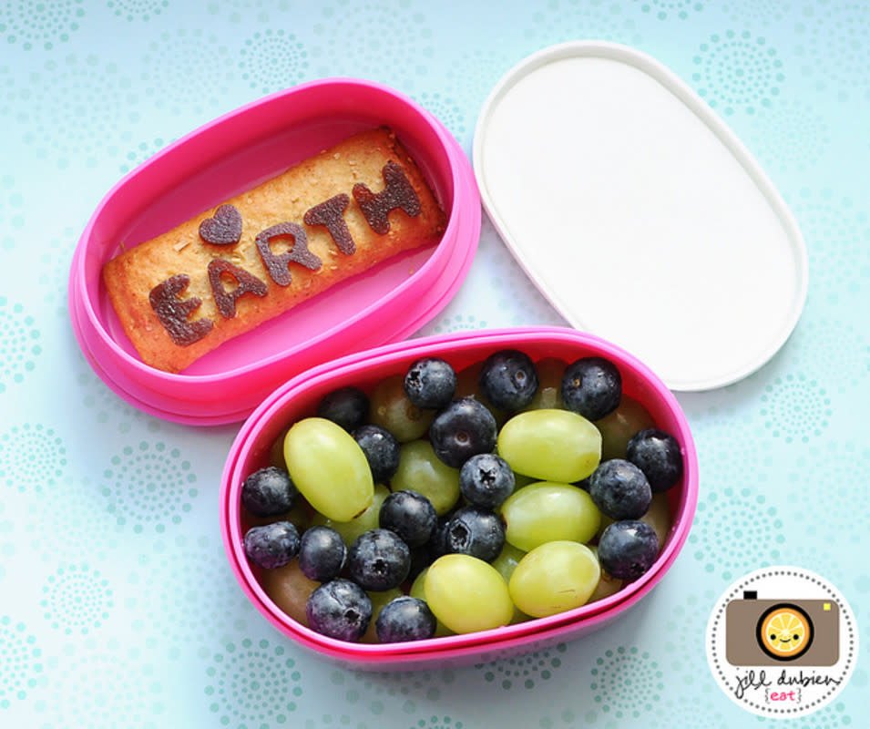 <p>Meet the Dubiens</p><p>This is a fun Earth Day snack to pack for the kids to take to school.</p><p>Directions <a href="http://www.meetthedubiens.com/2014/04/food-art-love-the-trees.html" rel="nofollow noopener" target="_blank" data-ylk="slk:HERE;elm:context_link;itc:0;sec:content-canvas" class="link rapid-noclick-resp">HERE</a></p>