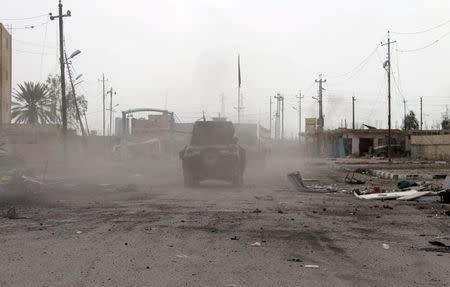 Iraq's counter-terrorism forces vehicles gather in the town of Hit in Anbar province, April 7, 2016. Picture taken April 7, 2016. REUTERS/Stringer