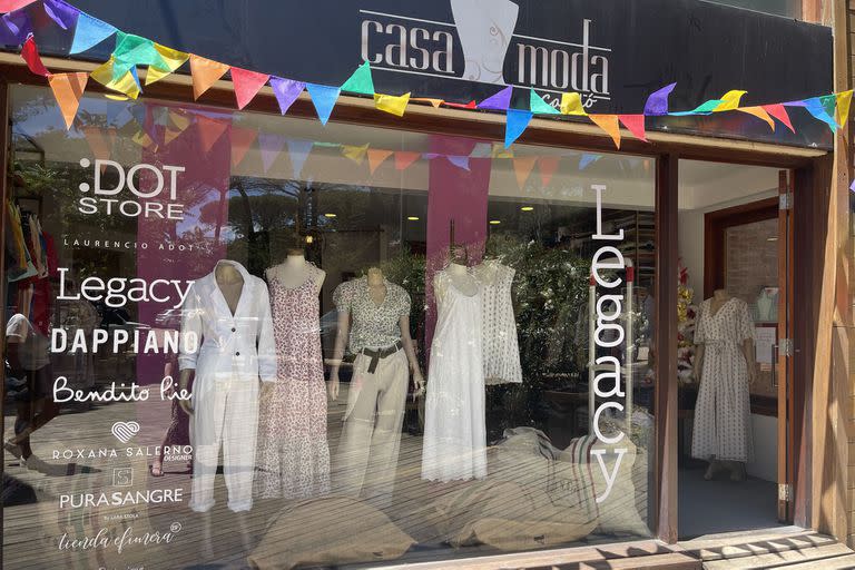 En el local Casa Moda, ubicado en Cariló, las ventas de indumentaria blanca para la noche de Año Nuevo no tuvieron la intensidad de la temporada pasada