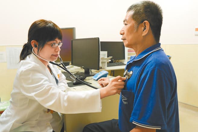 國健署表示，將補助低劑量胸部電腦斷層肺癌篩檢（LDCT），盼助民眾及早發現與治療。圖為醫師為患者檢查肺部情況。（本報資料照片）