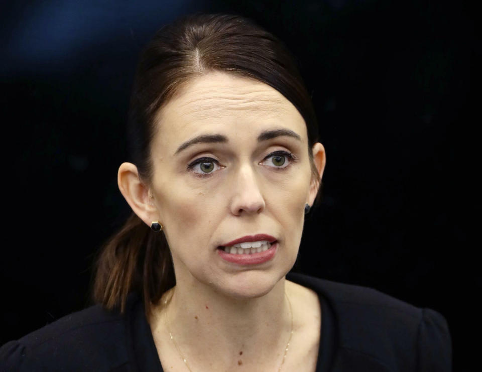 Jacinda Ardern macht ihre Ankündigung eines verschärften Waffengesetzes wahr. (Bild: Kyodo News via AP Photo)