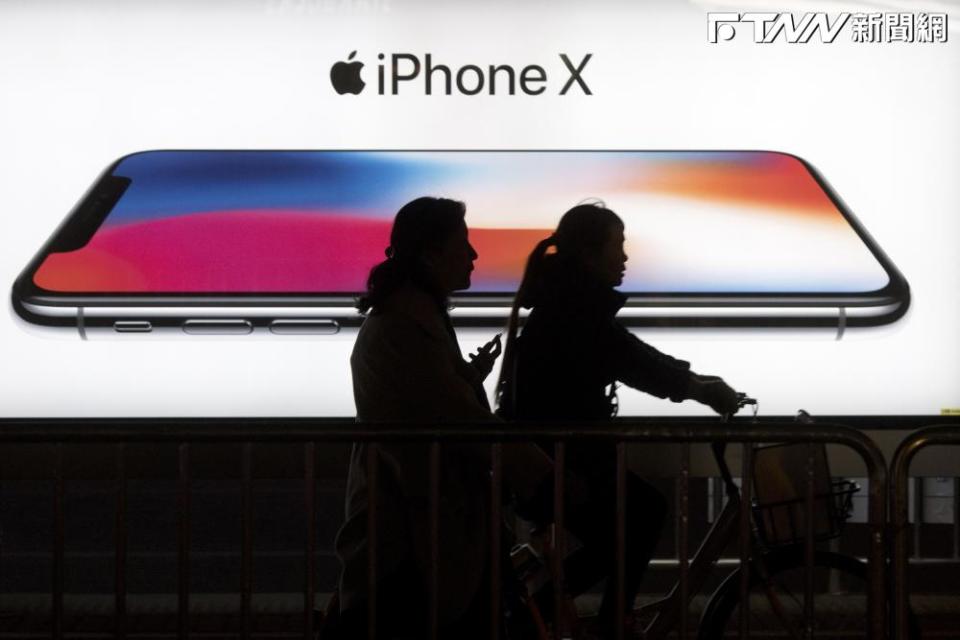 根據《華爾街日報》昨日報導，中國已禁止政府員工在工作中使用iPhone及其他外國品牌設備；相關消息衝擊蘋果股價，周三收盤暴跌3.58％，市值蒸發逾3兆台幣。（圖／美聯社）